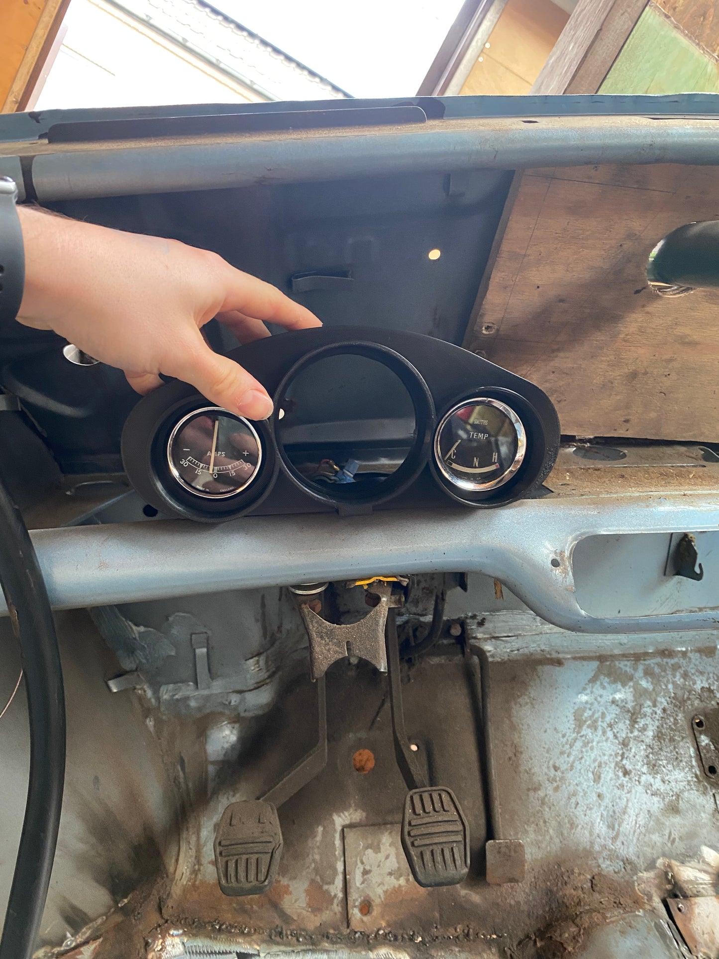 Classic Mini Driver-Side Gauge Pod – Triple Instrument Holder for Tachometer & Auxiliary Gauges